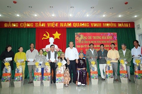 Phó Thủ tướng Trương Hòa Bình thăm, tặng quà cho các gia đình chính sách tỉnh Ninh Thuận - ảnh 1